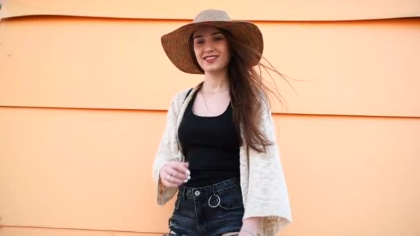 Hübsche junge lächelnde Touristin spaziert und genießt sonnigen Sommertag — Stockvideo