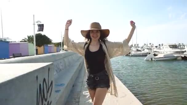 Bastante joven sonriente turista caminando y disfrutando del soleado día de verano — Vídeo de stock