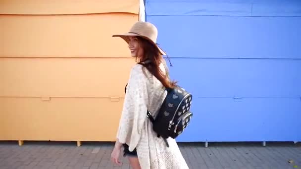 Mooie jonge lachende vrouw toeristische wandel- en genieten van het zonnige zomerdag — Stockvideo