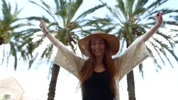 Jolie jeune femme souriante promenade touristique et profiter de la journée ensoleillée d'été — Video