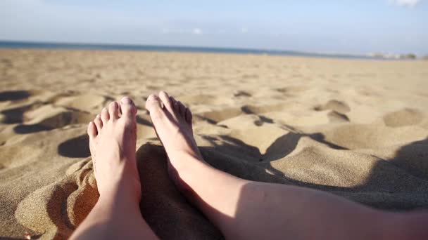 Γυναικεία πόδια ηλιοθεραπεία στην παραλία — Αρχείο Βίντεο