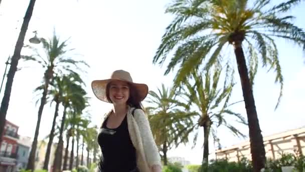 Muito jovem sorridente mulher turista andando e desfrutando de dia ensolarado de verão — Vídeo de Stock