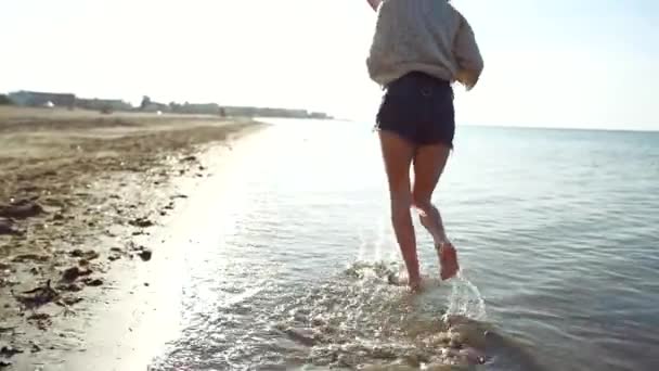 Jonge vrouw dragen stro hoed genieten en dansen aan zee — Stockvideo