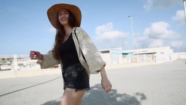 Muito jovem sorridente mulher turista andando e desfrutando de dia ensolarado de verão — Vídeo de Stock