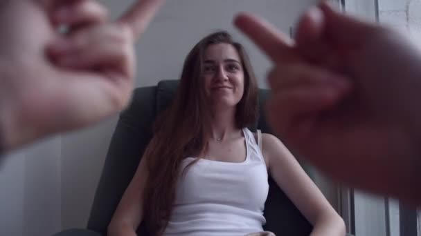 Joven Familia Esposa Esposo Está Peleando Manos Masculinas Mostrando Gesto — Vídeo de stock