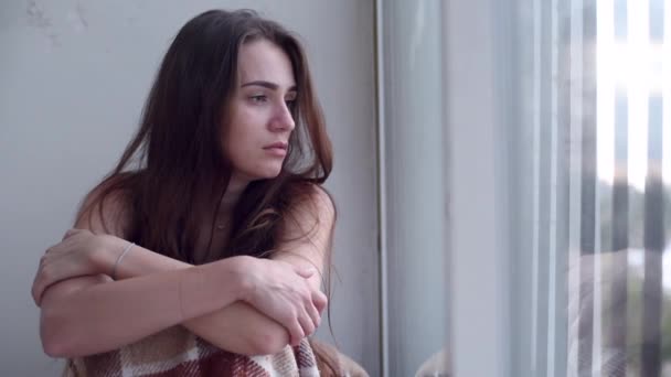 Jovem Triste Mulher Sem Emoção Sentado Chão Olhando Frente Janela — Vídeo de Stock