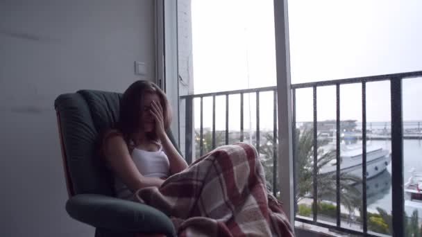 Молода Пригнічена Жінка Страждає Від Лиха Плаче Сидячи Кріслі Біля — стокове відео