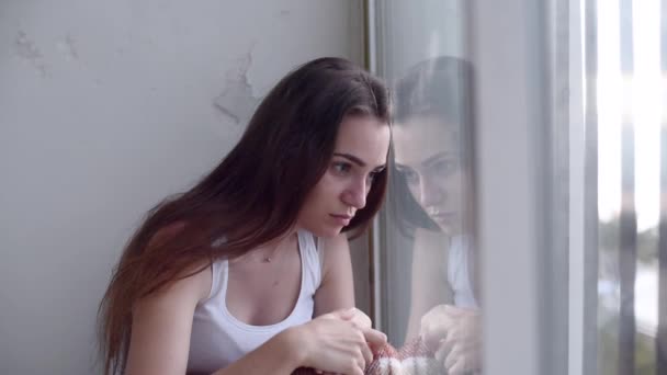 Ung Ledsen Deprimerad Kvinna Sitter Golvet Och Tittar Genom Fönstret — Stockvideo