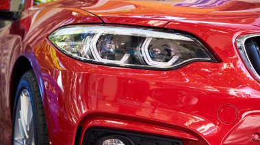 Farlar ve kırmızı modern arabanın kaputuna Close-up.