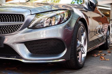 Ön farlar ve yeni bir karanlık greay modern araba kaputuna Close-up. Lüks otomobil ayrıntıları.