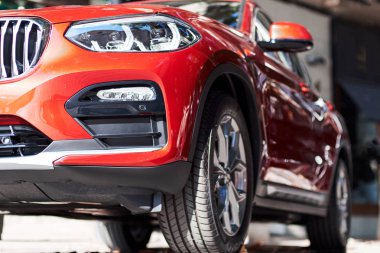 Sokakta yeni bir kırmızı lüks araba ön kısmını.