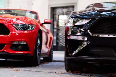 Sokakta yeni bir siyah ve kırmızı modern otomobil ön kısmında. Lüks Otomobil Fuarı.