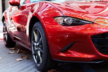Sokakta yeni bir kırmızı lüks araba ön kısmını.
