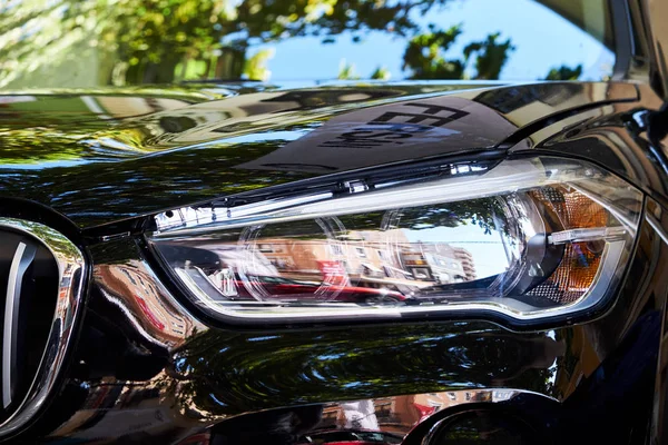 Zbliżenie Reflektory Przednie Kaptur Nowy Czarny Nowoczesny Samochód Luksusowe Samochody — Zdjęcie stockowe