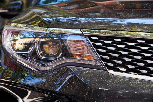 Close Faróis Dianteiros Capô Novo Carro Preto Sujo Detalhes Carro — Fotografia de Stock