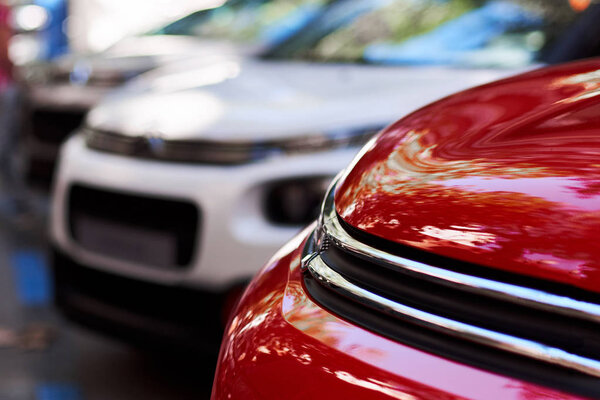 Крупный план современных автомобилей, готовых к продаже на выставке автомобилей
.