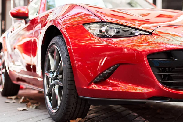 Frontteil Eines Neuen Roten Luxusautos Auf Der Straße — Stockfoto