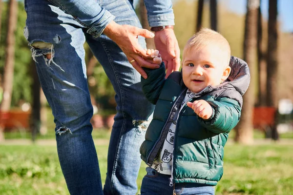 Petit Garçon Tenant Main Son Père Apprenant Marcher Dans Parc — Photo