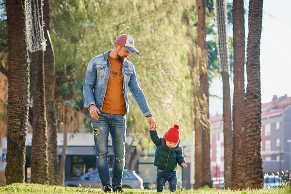 Carino Bambino Felice Tenendo Mano Suo Padre Quando Cammina Nel — Foto Stock