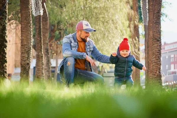 Słodkie Happy Mały Chłopiec Trzyma Rękę Ojca Podczas Spaceru Parku — Zdjęcie stockowe