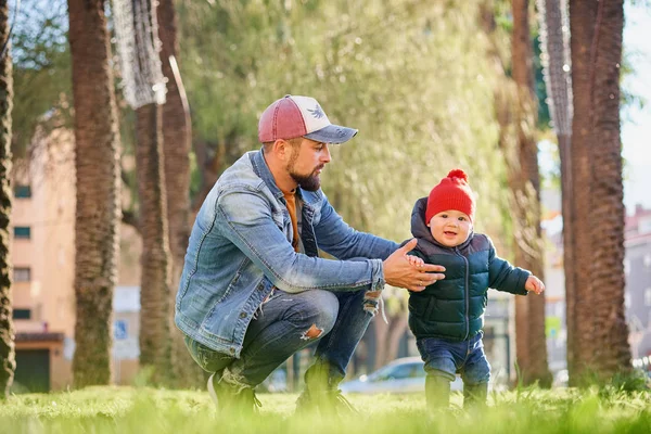 Słodkie Happy Mały Chłopiec Trzyma Rękę Ojca Podczas Spaceru Parku — Zdjęcie stockowe