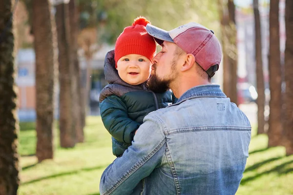 Portrait Jeune Homme Barbu Embrassant Son Petit Fils Mignon Sur — Photo