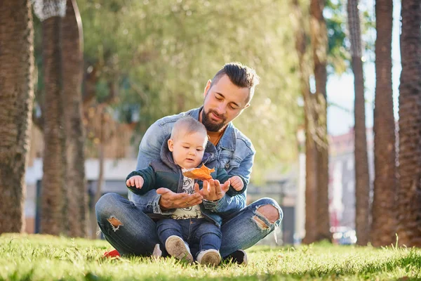 Junger Bärtiger Mann Der Einem Sonnigen Tag Mit Seinem Kleinen — Stockfoto