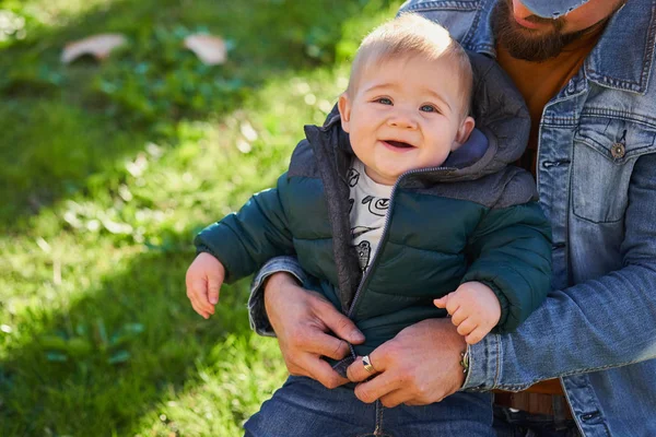 Portret Małego Chłopca Uśmiechający Się Ładny Siedzi Kolanach Ojca Ojca — Zdjęcie stockowe