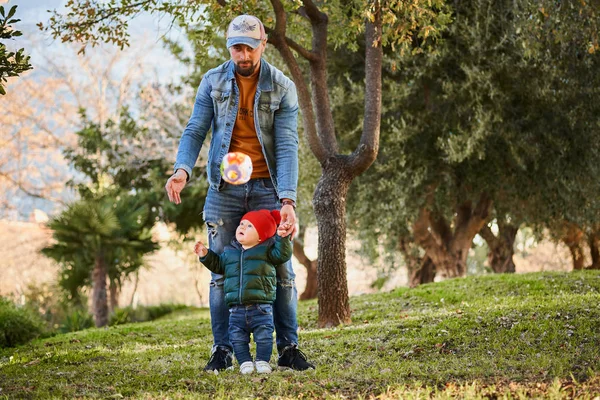 Niedlichen Kleinen Jungen Lernen Mit Seinem Vater Einem Park Einem — Stockfoto