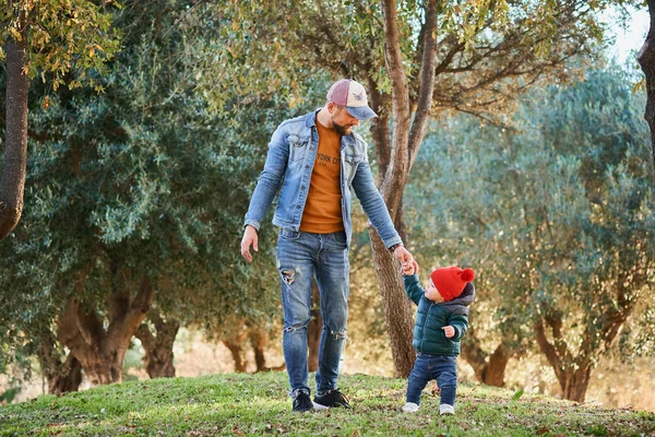 Lindo Niño Aprendiendo Caminar Con Padre Parque Día Soleado Padre — Foto de Stock
