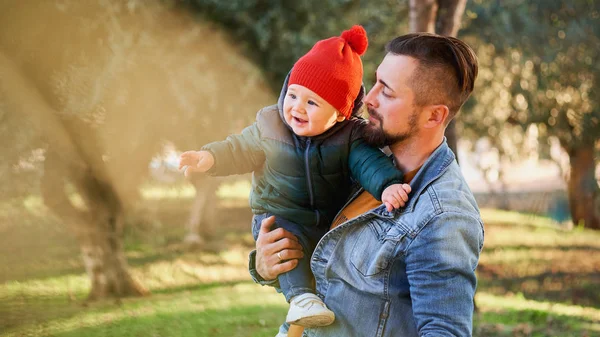 Portret Młodego Brodaty Mężczyzna Trzymający Syna Cute Little Ręce Podczas — Zdjęcie stockowe