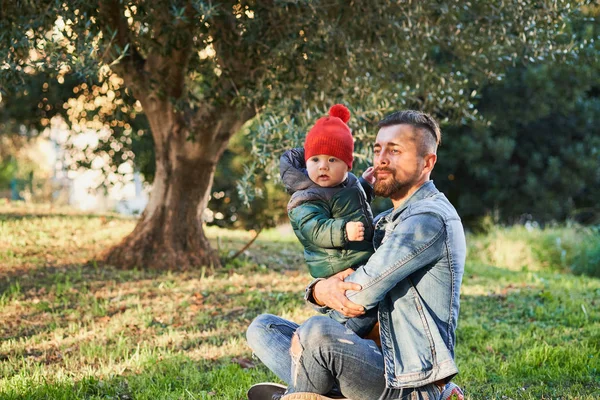 Junger Bärtiger Mann Der Einem Sonnigen Tag Mit Seinem Kleinen — Stockfoto