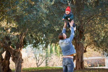Genç adam parkta küçük şirin oğluyla güneşli günde oynayan sakallı. Baba ve oğul. Aile kavramı. Babalar günü.