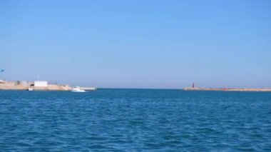 Sahil yüzen beyaz motor yat. Akdeniz denizde yüzen tek tekne. Güneşli havalarda.