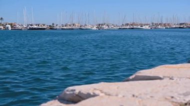 Deniz suyu üzerinde rüzgar ve Lüks Yatlar sallayarak arka plan üzerinde park etmiş. Güneşli yaz günü. Tekne park.