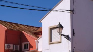 Küçük renkli konut ile tipik İspanyol sokak. Sıcak bölge. Güneşli gün.