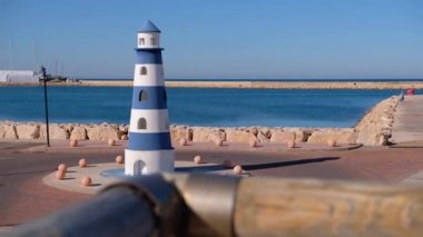 Statik Görünüm Denia İspanyol kasabasında küçük deniz feneri. Akdeniz. Costa Blanca.