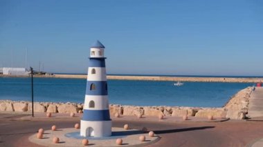 Sahil yüzen beyaz Motorlu tekne. Akdeniz denizde yüzen tek tekne. Güneşli havalarda. Deniz feneri.