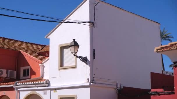 Typische Spanische Straße Mit Kleinen Bunten Wohnhäusern Gemütliches Viertel Sonniger — Stockvideo