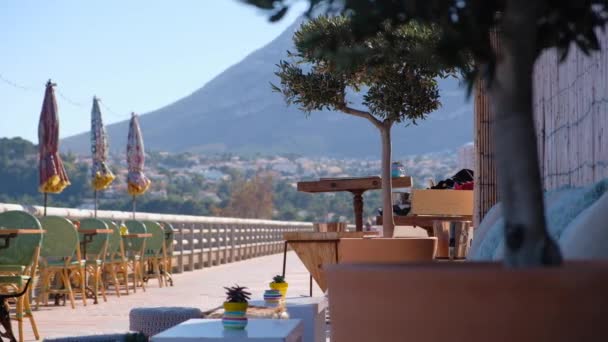 Gezellig Strand Café Met Prachtig Uitzicht Berg Montgo Spaanse Stad — Stockvideo