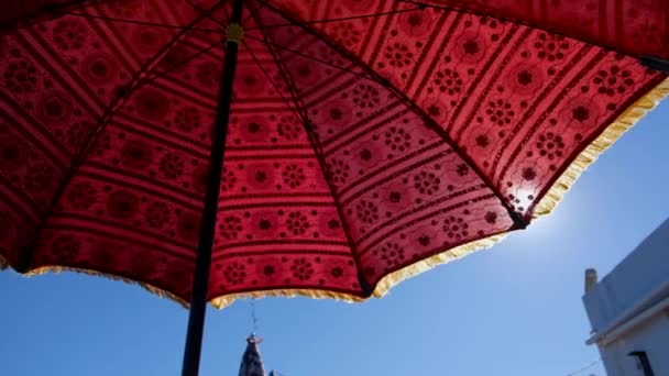 Красный Стильный Зонтик Солнца Ветру Голубое Небо Фоне Солнечный Летний — стоковое видео