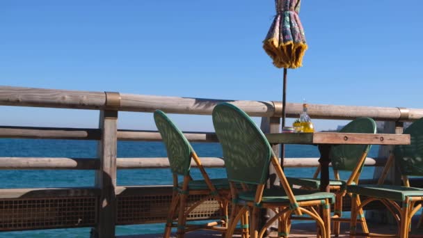 Acogedora Cafetería Playa Con Hermosa Vista Mar Mesa Madera Sillas — Vídeo de stock