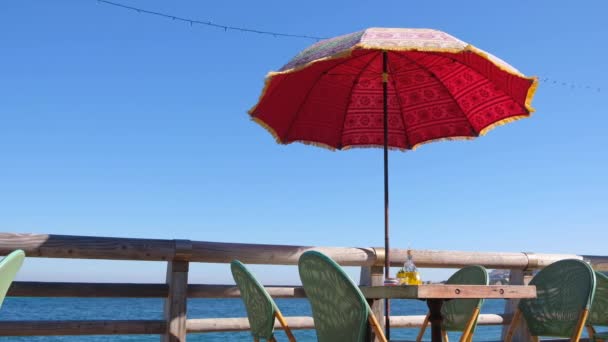 Stijlvolle Strand Café Met Prachtig Uitzicht Zee Houten Tuinset Voorbereid — Stockvideo