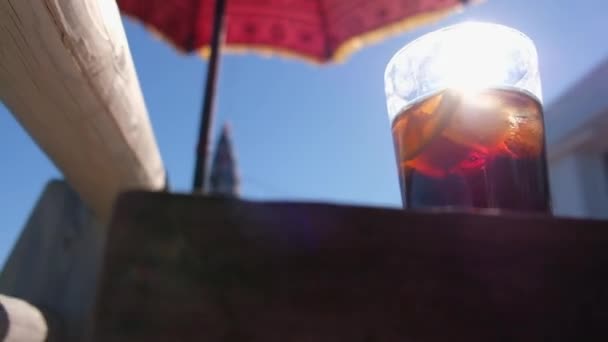Rode Stijlvolle Paraplu Voor Zon Ijs Koud Drankje Tafel Blauwe — Stockvideo