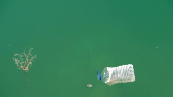 Plastflaska Flytande Havet Skräp Som Flyter Vattenytan Ekologiska Problem Koncept — Stockvideo