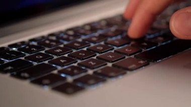 Erkek iterek laptop klavye tuşlarında eller