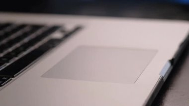 Bir Web sitesi dizüstü izleme yüzeyi kullanarak kaydırma adam yakın çekim çekim.