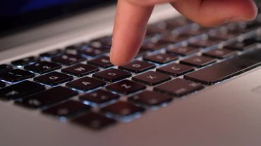 Erkek iterek laptop klavye tuşlarında eller