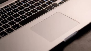 Bir Web sitesi dizüstü izleme yüzeyi kullanarak kaydırma adam yakın çekim çekim.