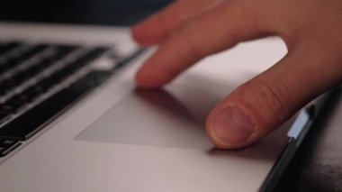 Bir Web sitesi dizüstü izleme yüzeyi kullanarak kaydırma adam yakın çekim çekim.